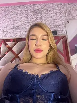 Snapshot of valeryfox__ chatting on 11.28.25 valeryfox online show from 11.28.25