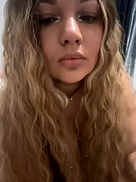 Snapshot of lasirenitabella chatting on 11.21.25 lasirenitabella online show from 11.21.25