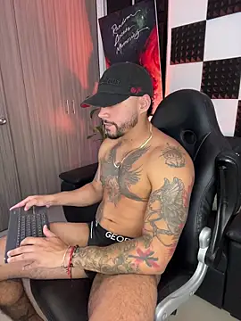 Snapshot of NikoHank chatting on 11.25.25 NikoHank online show from 11.25.25