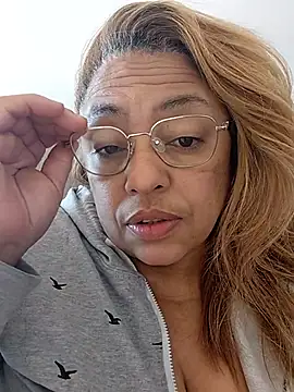 Snapshot of Halanamorena chatting on 11.26.25 Halanamorena online show from 11.26.25