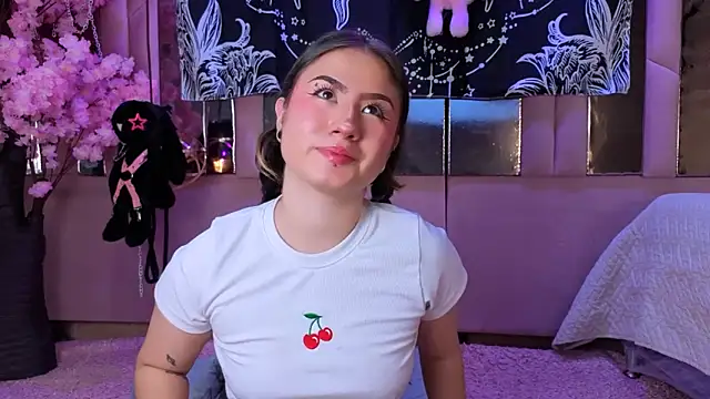 Snapshot of Naomistart chatting on 12.02.25 Naomistart online show from 12.02.25