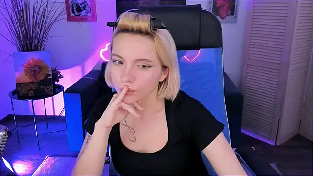 Snapshot of BlossomVesper chatting on 12.03.25 BlossomVesper online show from 12.03.25