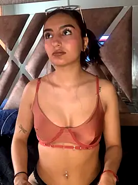 Snapshot of ZoeJohnson_Pink chatting on 11.26.25 ZoeJohnson Pink online show from 11.26.25