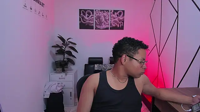 Snapshot of Thorian_stormborn chatting on 11.24.25 Thorian stormborn online show from 11.24.25