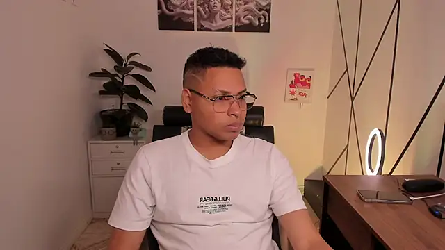 Snapshot of Thorian_stormborn chatting on 11.26.25 Thorian stormborn online show from 11.26.25