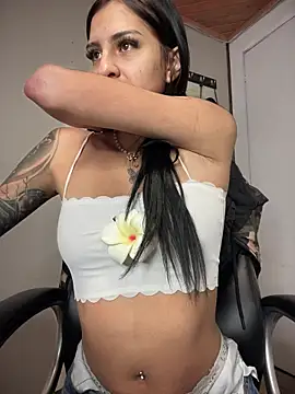 Snapshot of Hilary_pink10 chatting on 11.23.25 Hilary pink10 online show from 11.23.25