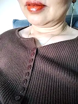 Snapshot of LisantLy chatting on 11.25.25 LisantLy online show from 11.25.25