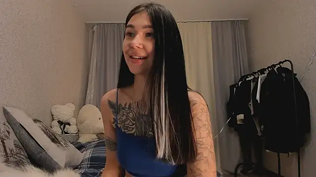 Snapshot of SakuraVibe chatting on 11.28.25 SakuraVibe online show from 11.28.25