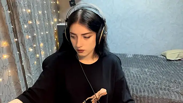 Snapshot of Meowluly chatting on 11.30.25 Meowluly online show from 11.30.25