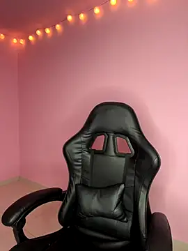 Snapshot of Davne_ chatting on 12.03.25 Davne online show from 12.03.25