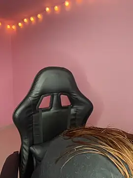 Snapshot of Davne_ chatting on 12.04.25 Davne online show from 12.04.25