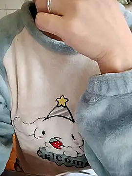 Snapshot of HanniZii chatting on 12.02.25 HanniZii online show from 12.02.25