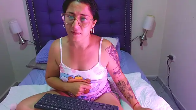 Snapshot of franysteell chatting on 12.02.25 franysteell online show from 12.02.25