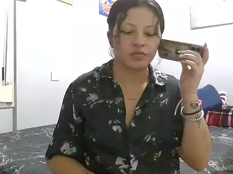 Snapshot of marcoz_charlotte05 chatting on 11.26.25 marcoz charlotte05 online show from 11.26.25