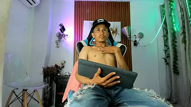 Snapshot of Armando_hot22 chatting on 11.24.25 Armando hot22 online show from 11.24.25