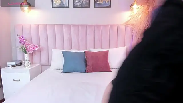 Snapshot of Vera_Gold_ chatting on 12.04.25 Vera Gold online show from 12.04.25