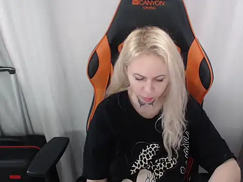 Snapshot of MissButterfly69 chatting on 11.29.25 MissButterfly69 online show from 11.29.25