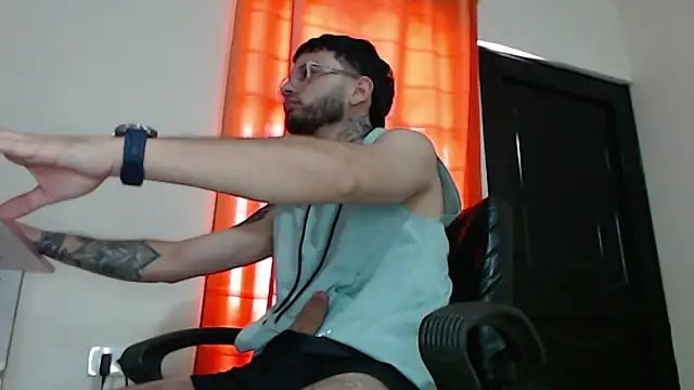 Snapshot of latin-dick18 chatting on 11.25.25 latin-dick18 online show from 11.25.25