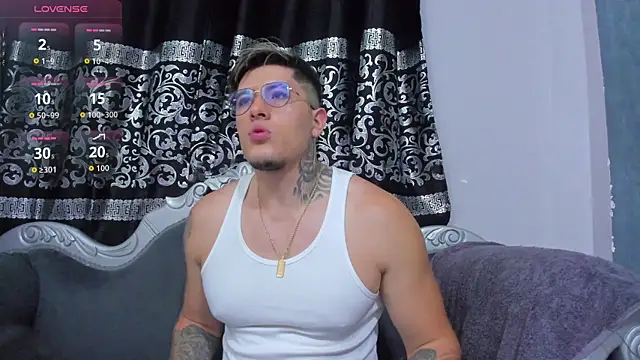 Snapshot of ArturFrostt chatting on 12.04.25 ArturFrostt online show from 12.04.25