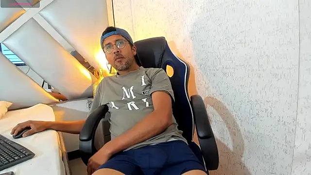 Snapshot of DANIDICK_VC chatting on 11.28.25 DANIDICK VC online show from 11.28.25