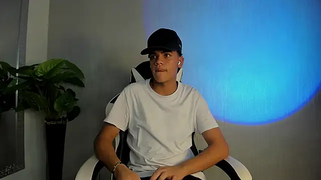 Snapshot of Isaac_Collins_ chatting on 12.02.25 Isaac Collins online show from 12.02.25