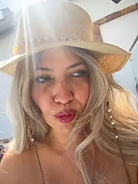 Snapshot of IsaSantoDomingo chatting on 12.01.25 IsaSantoDomingo online show from 12.01.25