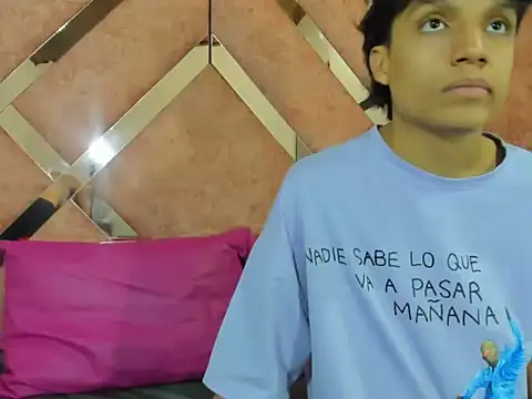 Snapshot of Yui_And_rin_ chatting on 12.05.25 Yui And rin online show from 12.05.25