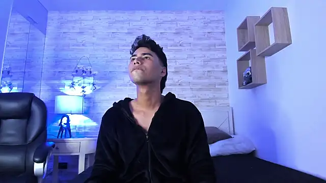 Snapshot of Simon_Pernia chatting on 11.30.25 Simon Pernia online show from 11.30.25