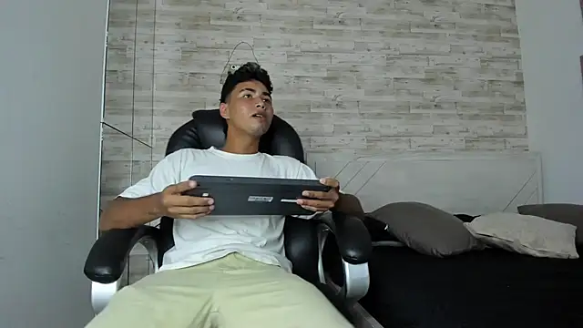 Snapshot of Simon_Pernia chatting on 12.01.25 Simon Pernia online show from 12.01.25