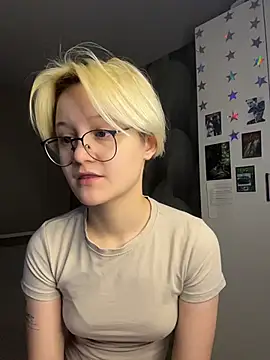 Snapshot of LunaDoreann chatting on 12.04.25 LunaDoreann online show from 12.04.25