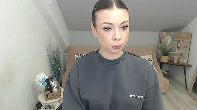 Snapshot of MayaWill chatting on 12.03.25 MayaWill online show from 12.03.25