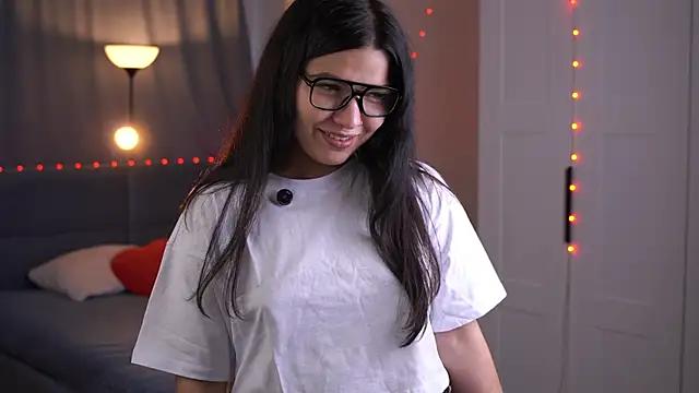 Snapshot of LulaMazzeo chatting on 12.04.25 LulaMazzeo online show from 12.04.25