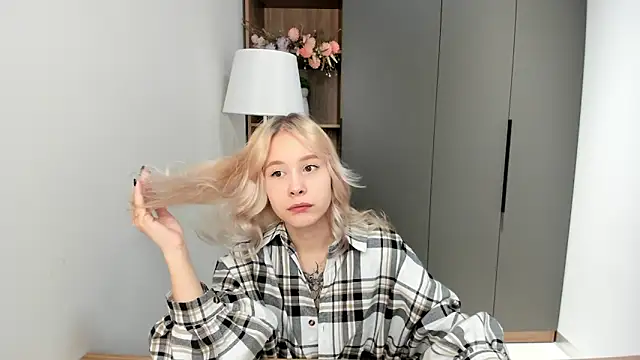 Snapshot of AunclreaVache chatting on 11.30.25 AunclreaVache online show from 11.30.25