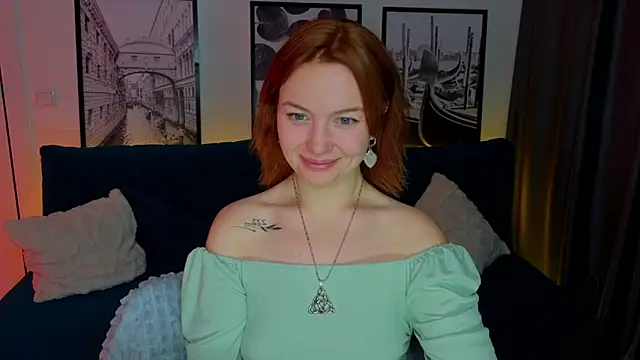 Snapshot of PaigeHalliwell_ chatting on 12.01.25 PaigeHalliwell online show from 12.01.25