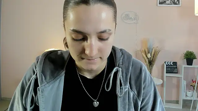 ShelieThetford online show from 12.05.25