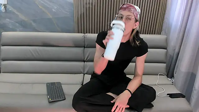 Snapshot of Lior_Evan chatting on 12.03.25 Lior Evan online show from 12.03.25