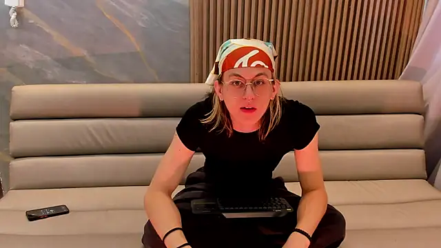 Snapshot of Lior_Evan chatting on 12.04.25 Lior Evan online show from 12.04.25