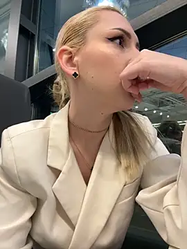 Snapshot of SenyaVibes chatting on 12.01.25 SenyaVibes online show from 12.01.25