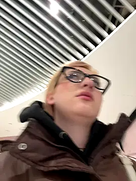 Snapshot of SenyaVibes chatting on 12.04.25 SenyaVibes online show from 12.04.25