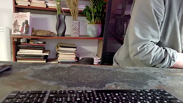 Snapshot of diogene11 chatting on 12.01.25 diogene11 online show from 12.01.25