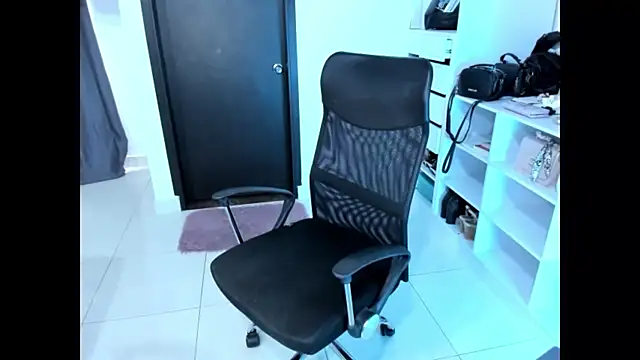 Snapshot of cristina697 chatting on 12.03.25 cristina697 online show from 12.03.25