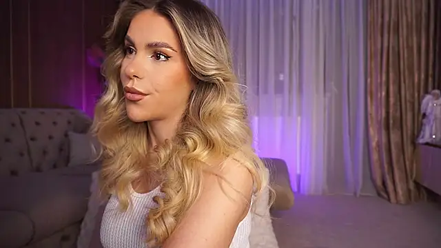 Snapshot of ChloeVelvetx chatting on 12.04.25 ChloeVelvetx online show from 12.04.25