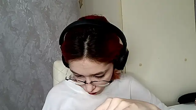 Snapshot of LinaWatter chatting on 12.04.25 LinaWatter online show from 12.04.25