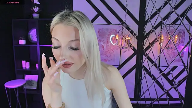 Snapshot of Anora_Less chatting on 12.04.25 Anora Less online show from 12.04.25