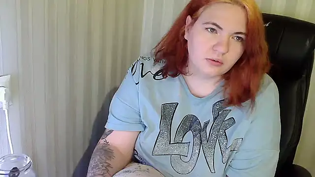 Snapshot of LisaLeon chatting on 12.04.25 LisaLeon online show from 12.04.25