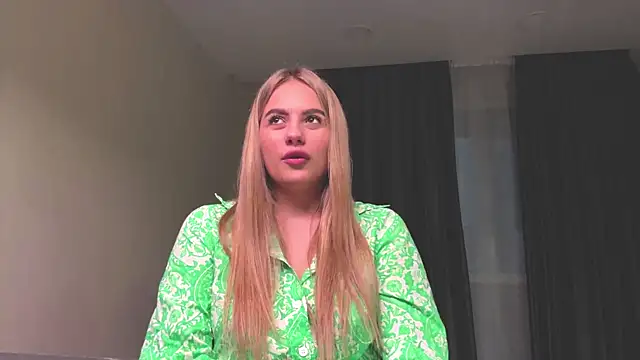 Snapshot of ShirlStyer chatting on 12.04.25 ShirlStyer online show from 12.04.25