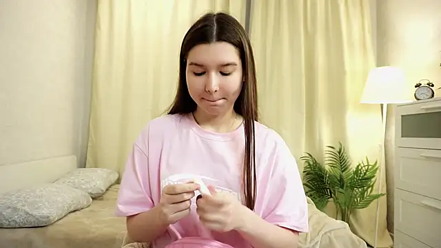 Snapshot of LidiaPasaye chatting on 12.04.25 LidiaPasaye online show from 12.04.25