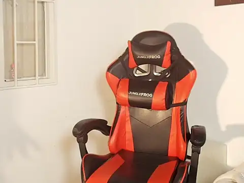 Snapshot of ElenaLauren chatting on 12.04.25 ElenaLauren online show from 12.04.25