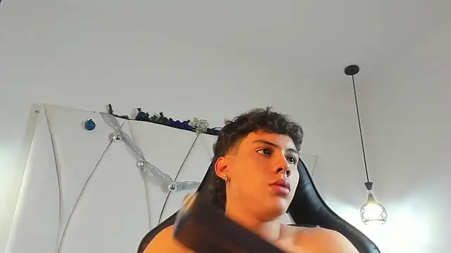 Snapshot of Erick_wingston chatting on 12.04.25 Erick wingston online show from 12.04.25