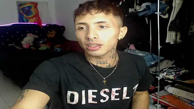 Snapshot of wallewe chatting on 12.04.25 wallewe online show from 12.04.25